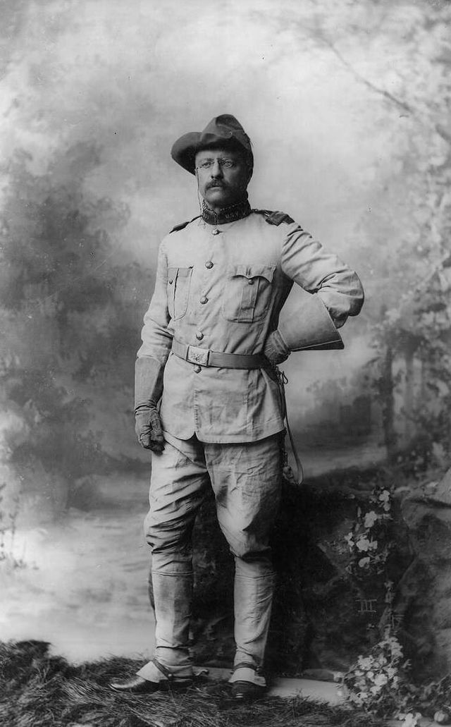 Theodore_Roosevelt_in_military_uniform,_1898